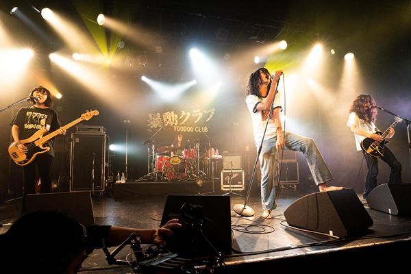 暴動クラブ、ワンマンライブ『暴動集会・第二回』満員のリキッドルームでロックンロールナンバーのオンパレード　新曲も披露された恵比寿の夜【オフィシャルレポート】