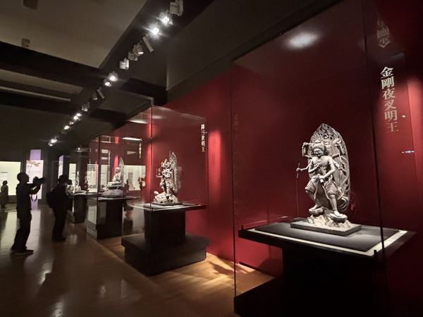 吉岡里帆、“兄弟刀”の展示に「愛情を感じました」　美しい着物姿で『旧嵯峨御所 大覚寺』展の魅力をアピール