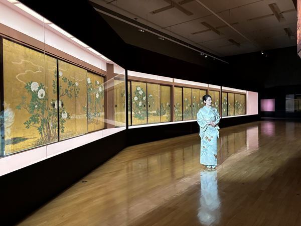 吉岡里帆、“兄弟刀”の展示に「愛情を感じました」　美しい着物姿で『旧嵯峨御所 大覚寺』展の魅力をアピール