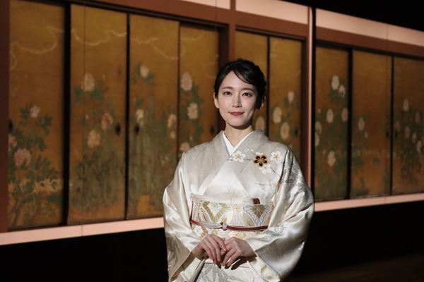 吉岡里帆、“兄弟刀”の展示に「愛情を感じました」　美しい着物姿で『旧嵯峨御所 大覚寺』展の魅力をアピール