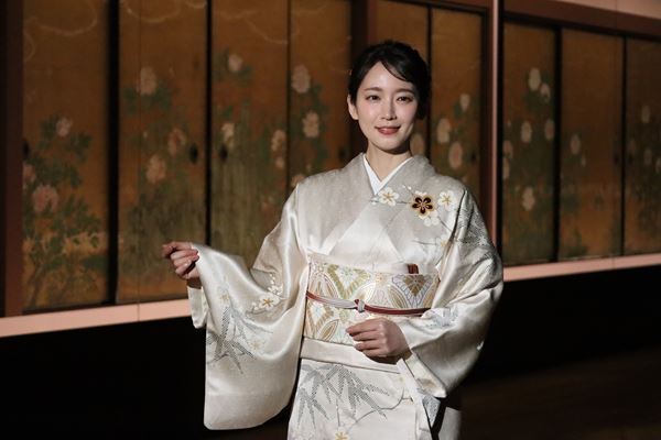 吉岡里帆、“兄弟刀”の展示に「愛情を感じました」　美しい着物姿で『旧嵯峨御所 大覚寺』展の魅力をアピール