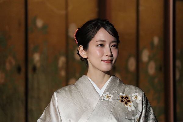 吉岡里帆、“兄弟刀”の展示に「愛情を感じました」　美しい着物姿で『旧嵯峨御所 大覚寺』展の魅力をアピール