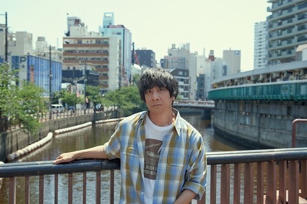 山崎まさよし、デビュー30周年記念ベスト・アルバムのジャケット写真公開　デビュー前に過ごした横浜・桜木町で撮影