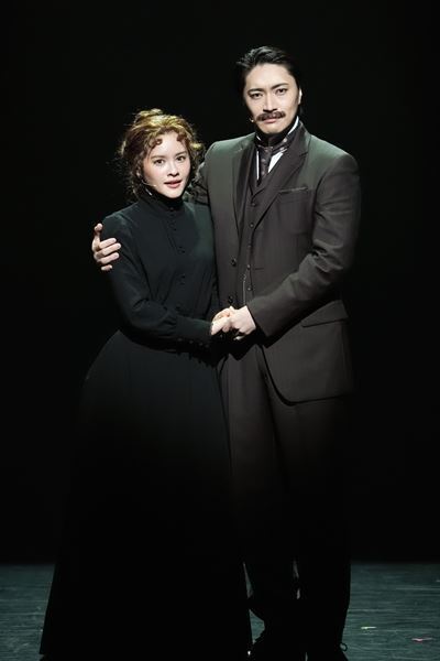 昆夏美×星風まどか、ふたりのマリーが新たな光を放つ　ミュージカル『マリー・キュリー』再演が開幕