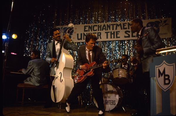 『バック・トゥ・ザ・フューチャー』“伝説のギター”をマイケル・J・フォックスらが大捜索！　ヒューイ・ルイスとの再会も収めた特別映像公開