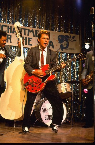 『バック・トゥ・ザ・フューチャー』“伝説のギター”をマイケル・J・フォックスらが大捜索！　ヒューイ・ルイスとの再会も収めた特別映像公開