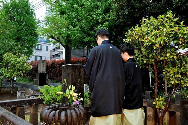 尾上菊之助、丑之助が歌舞伎座での襲名披露興行を前に親子で墓参「身が引き締まる思い」