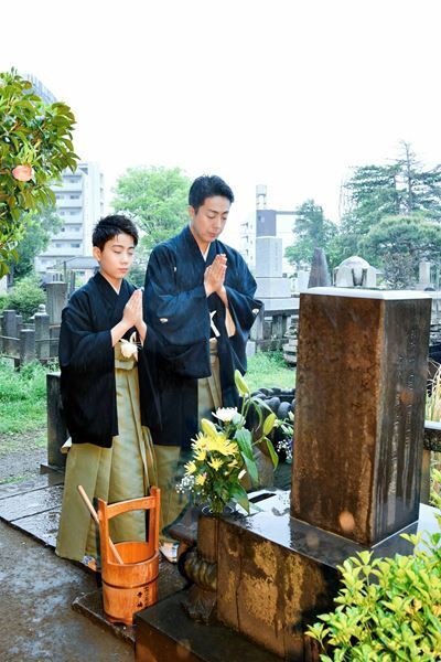 尾上菊之助、丑之助が歌舞伎座での襲名披露興行を前に親子で墓参「身が引き締まる思い」