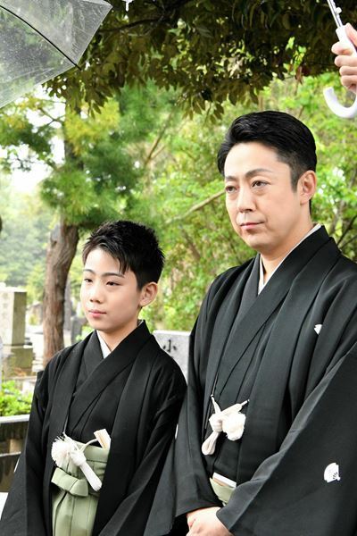 尾上菊之助、丑之助が歌舞伎座での襲名披露興行を前に親子で墓参「身が引き締まる思い」