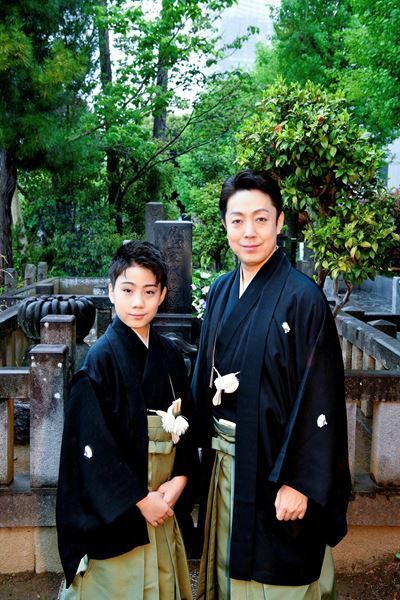 尾上菊之助、丑之助が歌舞伎座での襲名披露興行を前に親子で墓参「身が引き締まる思い」