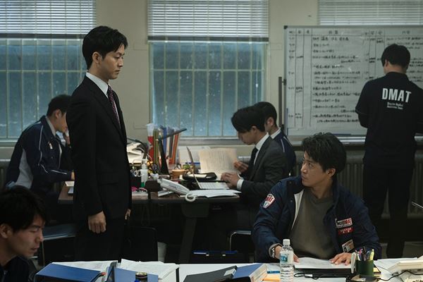 小栗旬、松坂桃李らが新型コロナに立ち向かう映画『フロントライン』場面写真9点が公開