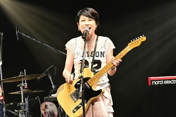 岸谷香、売り切れ続出のバンドツアー終演　早くも来年のツアー発表に満員の恵比寿ガーデンホールが大歓声！【オフィシャルレポート】