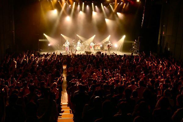 岸谷香、売り切れ続出のバンドツアー終演　早くも来年のツアー発表に満員の恵比寿ガーデンホールが大歓声！【オフィシャルレポート】