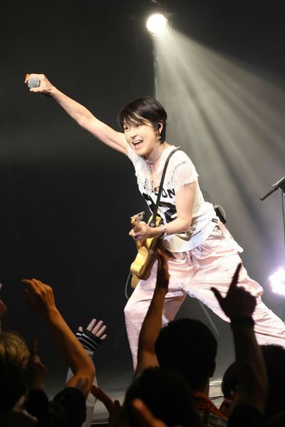 岸谷香、売り切れ続出のバンドツアー終演　早くも来年のツアー発表に満員の恵比寿ガーデンホールが大歓声！【オフィシャルレポート】