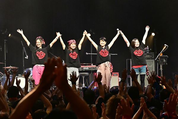 岸谷香、売り切れ続出のバンドツアー終演　早くも来年のツアー発表に満員の恵比寿ガーデンホールが大歓声！【オフィシャルレポート】