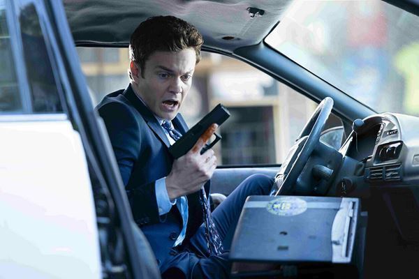 痛そうで痛くない場面の連続！『Mr.ノボカイン』、新感覚のヒーローが銀行強盗に挑む──【おとなの映画ガイド】