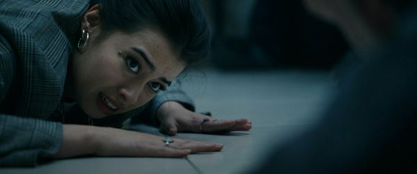 痛そうで痛くない場面の連続！『Mr.ノボカイン』、新感覚のヒーローが銀行強盗に挑む──【おとなの映画ガイド】