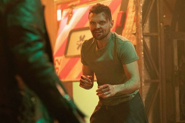 痛そうで痛くない場面の連続！『Mr.ノボカイン』、新感覚のヒーローが銀行強盗に挑む──【おとなの映画ガイド】