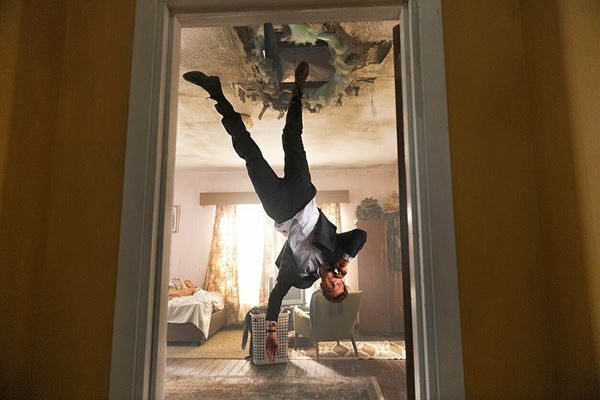 痛そうで痛くない場面の連続！『Mr.ノボカイン』、新感覚のヒーローが銀行強盗に挑む──【おとなの映画ガイド】