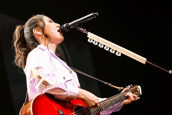 阿部真央は15年間、聴く人に寄り添い、勇気や優しさを与えてきたのだと感じた『阿部真央らいぶ2025 -15th ANNIVERSARY-』レポート