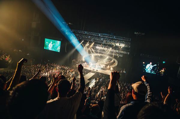 阿部真央は15年間、聴く人に寄り添い、勇気や優しさを与えてきたのだと感じた『阿部真央らいぶ2025 -15th ANNIVERSARY-』レポート