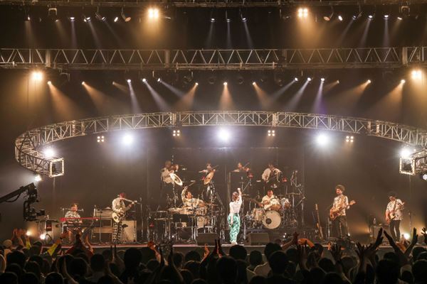 阿部真央は15年間、聴く人に寄り添い、勇気や優しさを与えてきたのだと感じた『阿部真央らいぶ2025 -15th ANNIVERSARY-』レポート