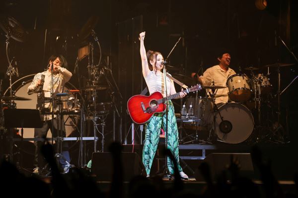 阿部真央は15年間、聴く人に寄り添い、勇気や優しさを与えてきたのだと感じた『阿部真央らいぶ2025 -15th ANNIVERSARY-』レポート