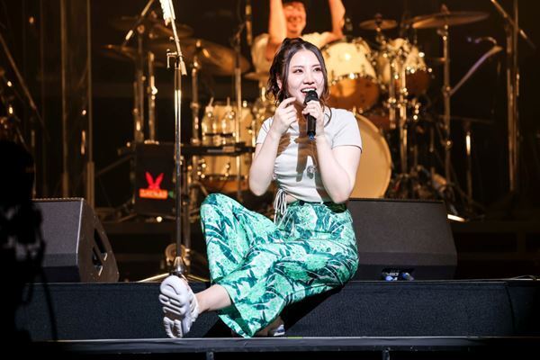 阿部真央は15年間、聴く人に寄り添い、勇気や優しさを与えてきたのだと感じた『阿部真央らいぶ2025 -15th ANNIVERSARY-』レポート