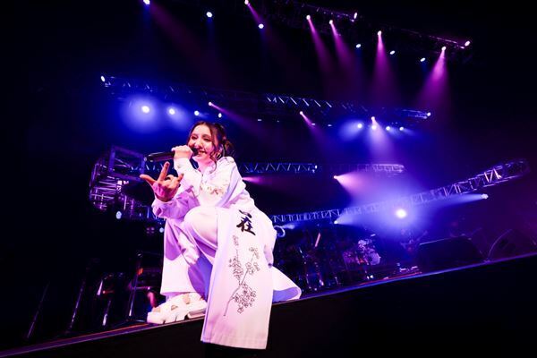 阿部真央は15年間、聴く人に寄り添い、勇気や優しさを与えてきたのだと感じた『阿部真央らいぶ2025 -15th ANNIVERSARY-』レポート