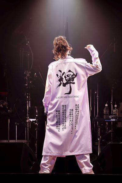 阿部真央は15年間、聴く人に寄り添い、勇気や優しさを与えてきたのだと感じた『阿部真央らいぶ2025 -15th ANNIVERSARY-』レポート