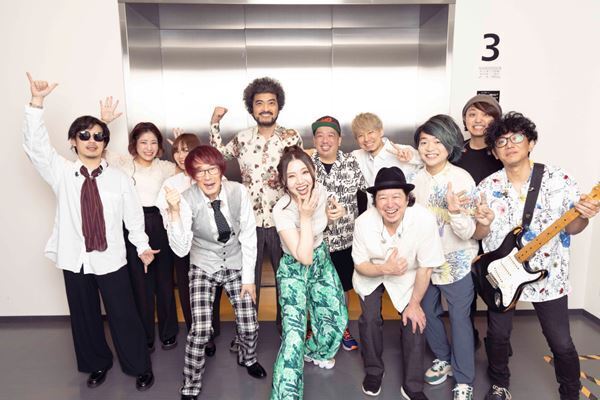 阿部真央は15年間、聴く人に寄り添い、勇気や優しさを与えてきたのだと感じた『阿部真央らいぶ2025 -15th ANNIVERSARY-』レポート