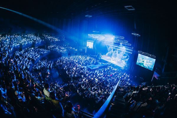 阿部真央は15年間、聴く人に寄り添い、勇気や優しさを与えてきたのだと感じた『阿部真央らいぶ2025 -15th ANNIVERSARY-』レポート