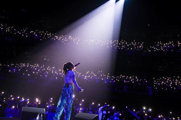 阿部真央は15年間、聴く人に寄り添い、勇気や優しさを与えてきたのだと感じた『阿部真央らいぶ2025 -15th ANNIVERSARY-』レポート