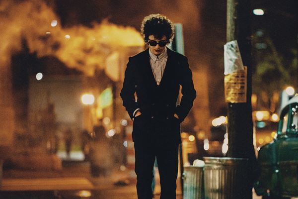 ティモシー・シャラメが名曲「風に吹かれて」を弾き語る 映画『名もなき者』特別映像公開