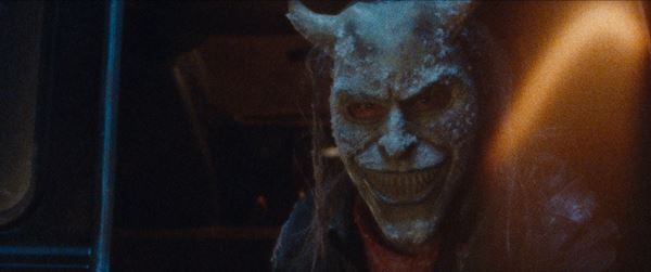 イーサン・ホークの怪演が再び！ 映画『ブラックフォン ２』連続誘拐殺人鬼グラバーの新たな場面写真公開