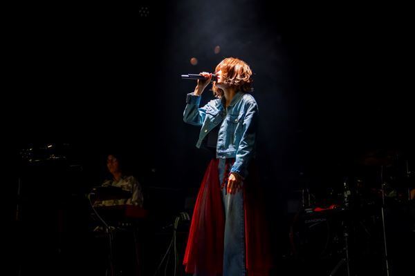 JUNNA、幻となった2022年ホールツアーを“リベンジライブ”として再現！ 「みんなの前だったら、どんな夢でも語れる」――10周年へ向けて新たな夢を語る【オフィシャルレポート】