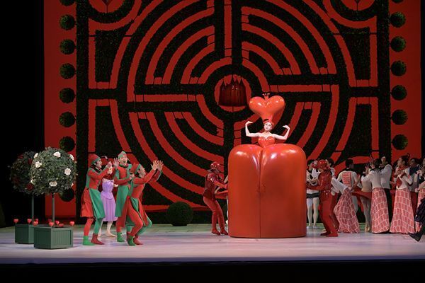 新国立劇場バレエ団『不思議の国のアリス』本日開幕　舞台写真が到着