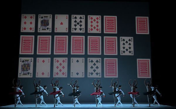 新国立劇場バレエ団『不思議の国のアリス』本日開幕　舞台写真が到着