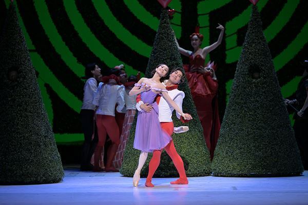 新国立劇場バレエ団『不思議の国のアリス』本日開幕　舞台写真が到着