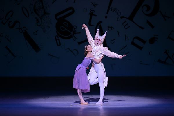 新国立劇場バレエ団『不思議の国のアリス』本日開幕　舞台写真が到着