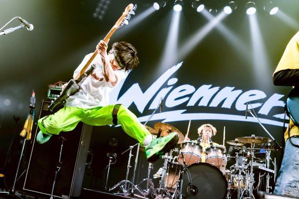 アサミサエ卒業！　Wiennersワンマンライブ『HAPPY BANQUET』レポート「俺たちがWiennersだぞ！」