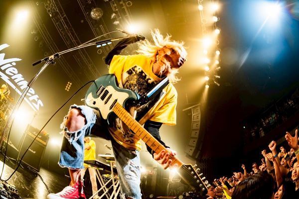 アサミサエ卒業！　Wiennersワンマンライブ『HAPPY BANQUET』レポート「俺たちがWiennersだぞ！」