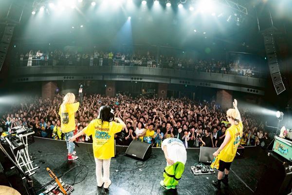 アサミサエ卒業！　Wiennersワンマンライブ『HAPPY BANQUET』レポート「俺たちがWiennersだぞ！」