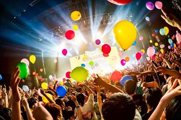 アサミサエ卒業！　Wiennersワンマンライブ『HAPPY BANQUET』レポート「俺たちがWiennersだぞ！」