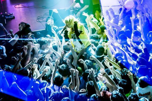 アサミサエ卒業！　Wiennersワンマンライブ『HAPPY BANQUET』レポート「俺たちがWiennersだぞ！」