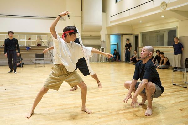麿赤兒、尾上眞秀ら出演のK-BALLET Opto『踊る。遠野物語』リハーサルを公開　演出・振付・構成の森山開次「向こう側の世界と、どう接していくか」