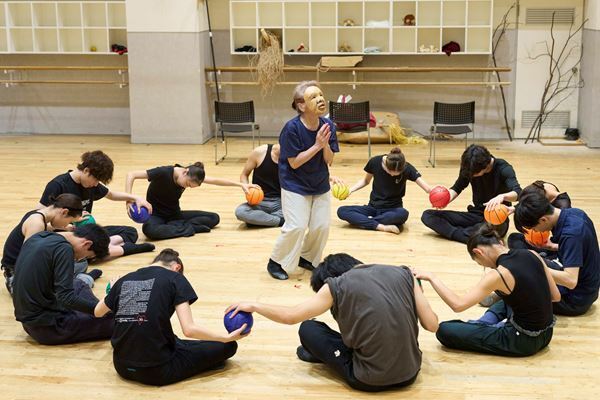 麿赤兒、尾上眞秀ら出演のK-BALLET Opto『踊る。遠野物語』リハーサルを公開　演出・振付・構成の森山開次「向こう側の世界と、どう接していくか」