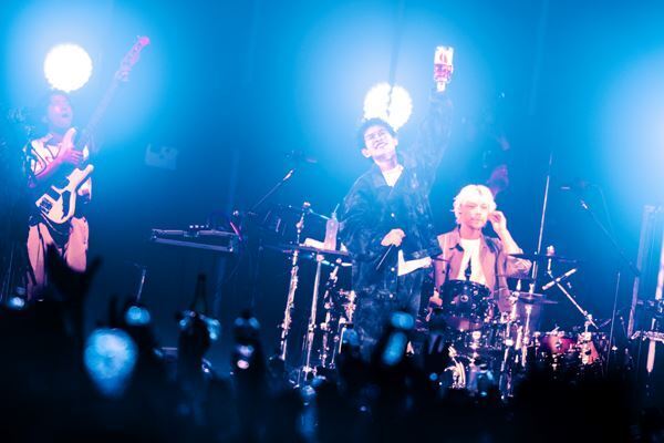 Lucky Kilimanjaro、結成10周年を締めくくるツアーファイナルで満員の幕張メッセが爆踊り！　「まだまだ10年先もみなさんと一緒に踊っていきます」【オフィシャルレポート】