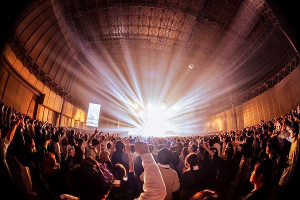 Lucky Kilimanjaro、結成10周年を締めくくるツアーファイナルで満員の幕張メッセが爆踊り！　「まだまだ10年先もみなさんと一緒に踊っていきます」【オフィシャルレポート】