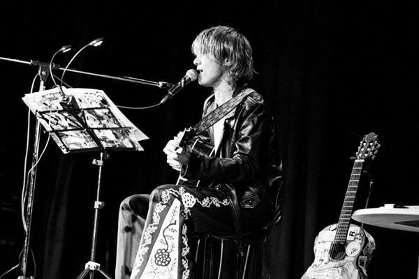 【ライブレポート】奇妙礼太郎をゲストに迎えた『佐々木亮介弾き語り興行“雷よ静かに轟け”第三夜』